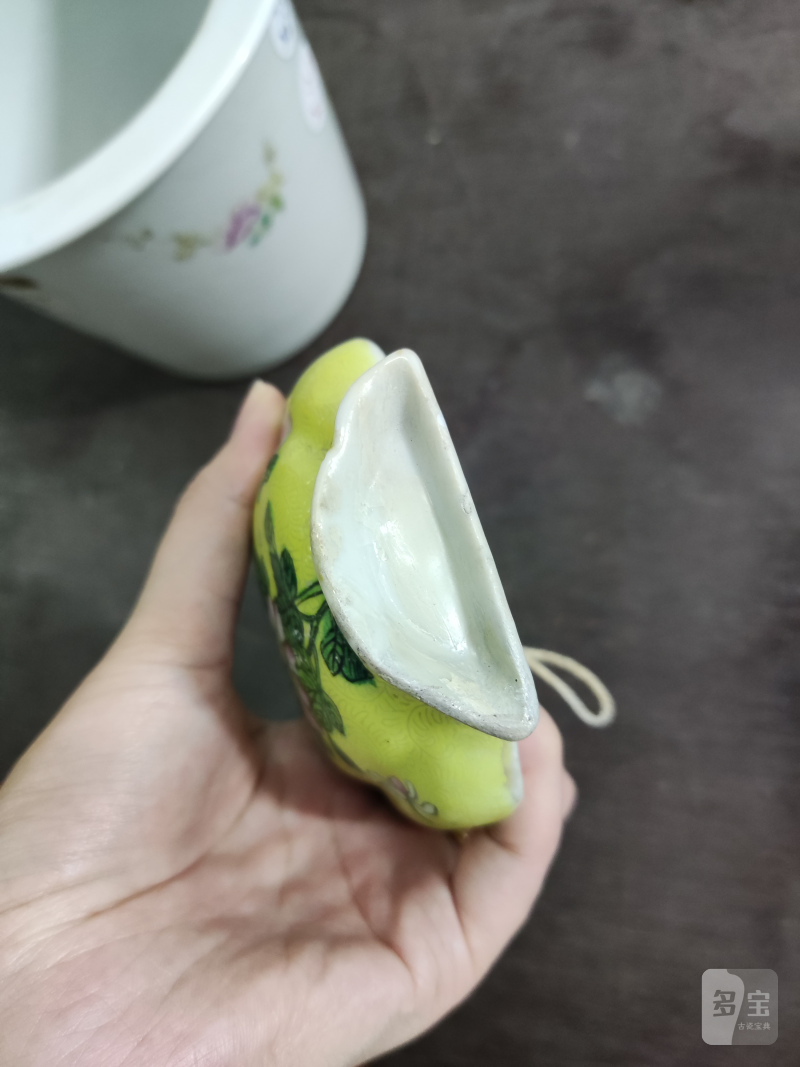 清 黄地轧道花蝶纹壁瓶 - 图7